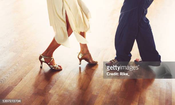 dansend paar in de lichte danszaal - duet stockfoto's en -beelden