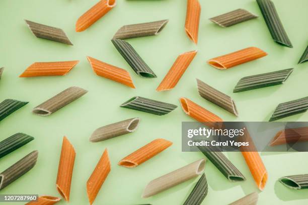 raw pasta background - penne imagens e fotografias de stock