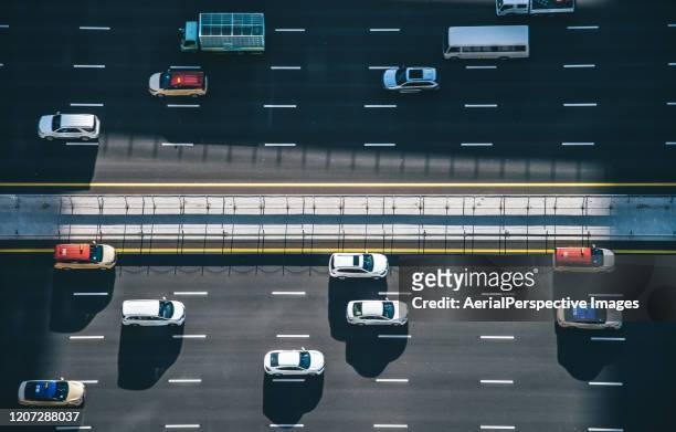 drone point view of dubai city traffic on a highway - perzische golfstaten stockfoto's en -beelden