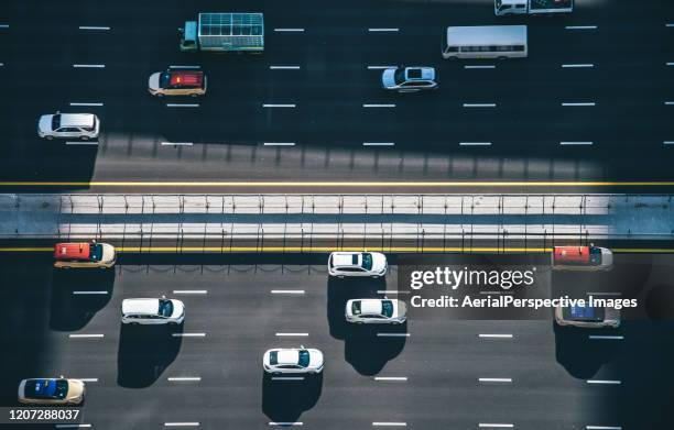 drone point view of dubai city traffic on a highway - multiple lane highway 個照片及圖片檔