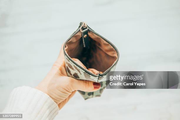 woman hand holding empty wallet - bolso abierto fotografías e imágenes de stock