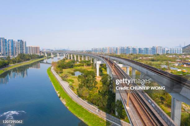 dronemening van de lijn van het spoor van het westen in yuen long district, hong kong - district yuen long stockfoto's en -beelden