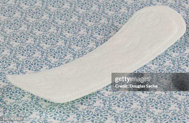 female pad - acolchado deportivo fotografías e imágenes de stock