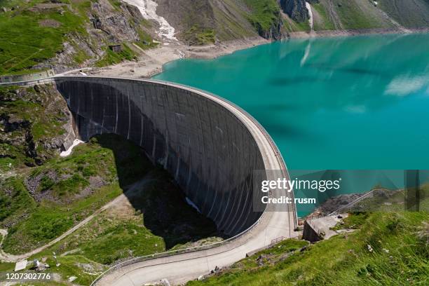 menschen zu fuß am rande des stausee mooserboden dam, kaprun, österreich - damm stock-fotos und bilder