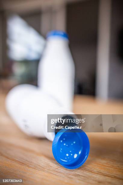 emballage - bouteille de lait en plastique - plastique transparent stock pictures, royalty-free photos & images