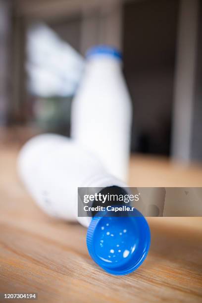 emballage - bouteille de lait en plastique - plastique transparent stock pictures, royalty-free photos & images