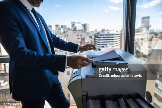 fazendo uma fotocópia de documentos importantes - printing out - fotografias e filmes do acervo