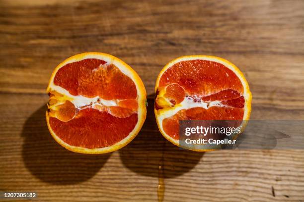 fruits - orange sanguine - bloedsinaasappel stockfoto's en -beelden