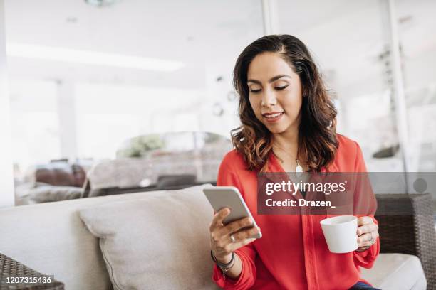 madura empresaria latinoamericana trabajando desde casa - mature latin women fotografías e imágenes de stock