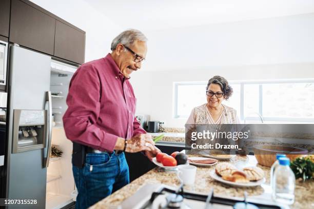 hoger gehuwd paar dat gezond voedsel voor ontbijt eet. - healthy older couple stockfoto's en -beelden