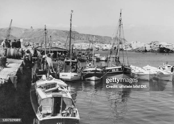 Fishing boats at harbour 2:2