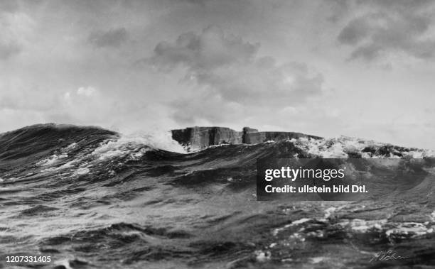 Waves in the foreground - undated - Vintage property of ullstein bild 2:2