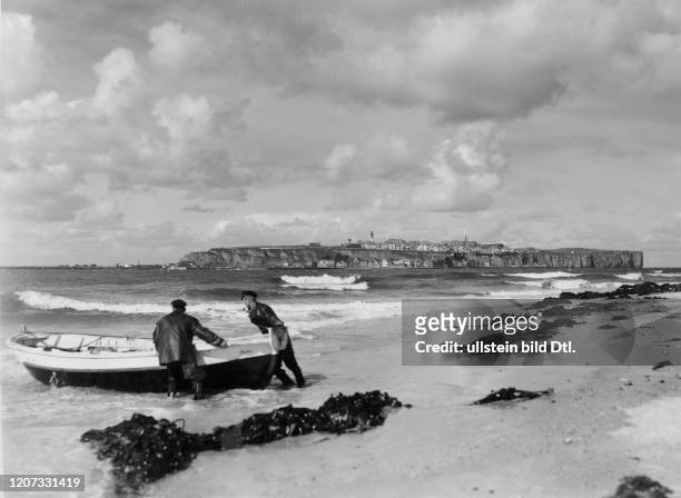 Fishermen and fishing boat on the beach - undated - Vintage property of ullstein bild 2:2