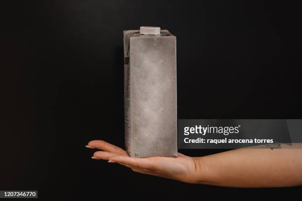 white hand holding a milk brick - milk pack 個照片及圖片檔