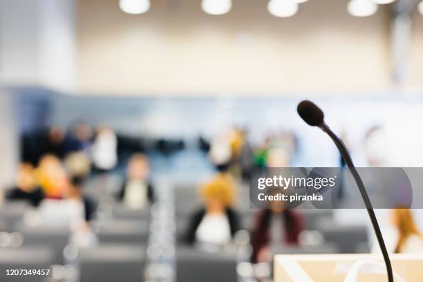 achtergrond van de raadkamer - press conference stockfoto's en -beelden