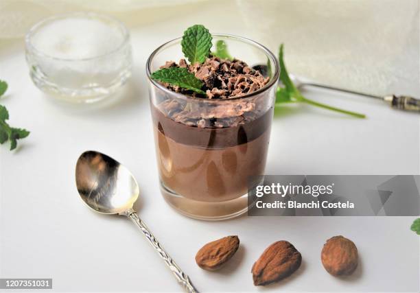 chocolate mousse - chocolate pudding foto e immagini stock