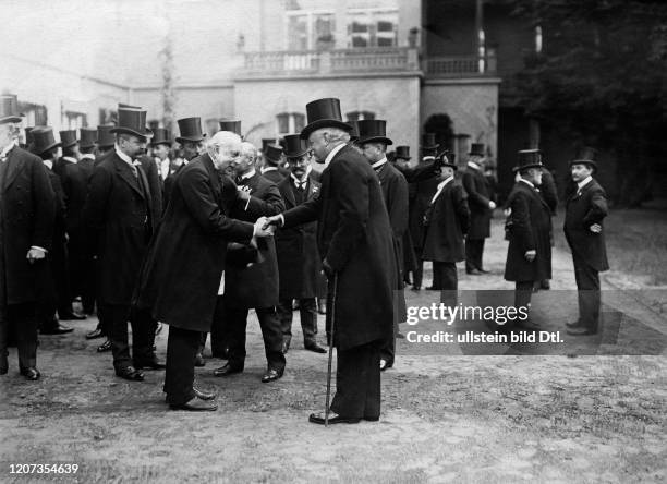 Percy William Bunting, 01.02.1836-+, Journalist, Great Britain, greeting German chancellor Bernhard von Buelow - Vintage property of ullstein bild-...