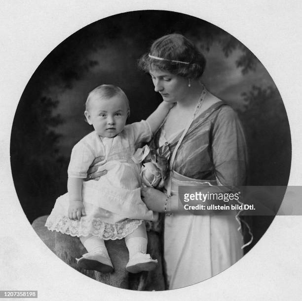 Princess Alexandra Victoria of Schleswig-Holstein-Sonderburg-Glücksburg, wife of Prince August Wilhelm of Prussia *21.04.1887-+ with son Alexander...