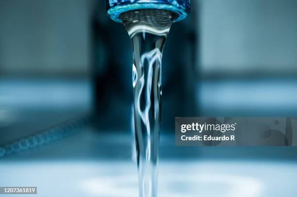 water coming out of a tap - água potável imagens e fotografias de stock