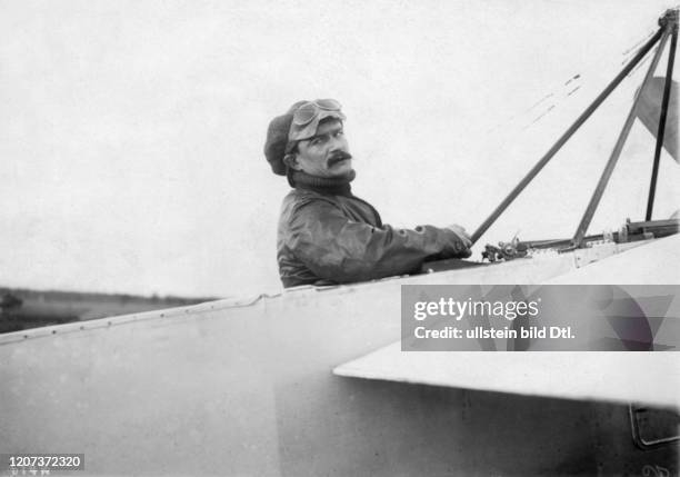 French aviator Jules Vedrines in his monoplane by Deperdussin after his speed record - Vintage property of ullstein bild 2:2