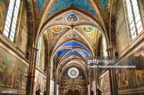 basilica of st. francis of assisi in assisi, umbria, italy - st francis of assisi stock-fotos und bilder