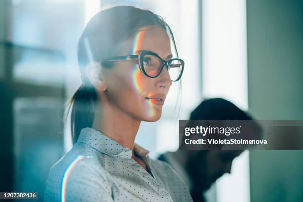portret van een succesvolle onderneemster - prisma stockfoto's en -beelden