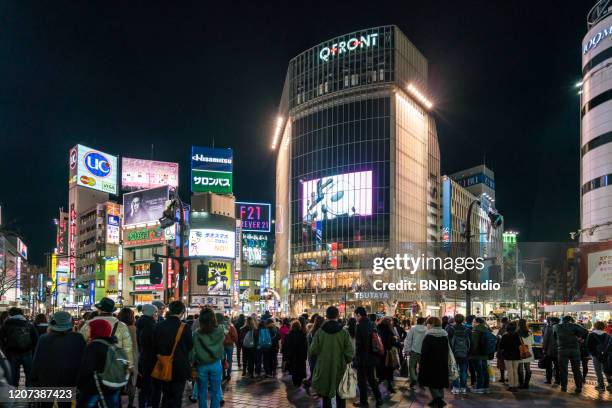 shibuya crossing at night, tokyo, japan - distrito de shibuya fotografías e imágenes de stock