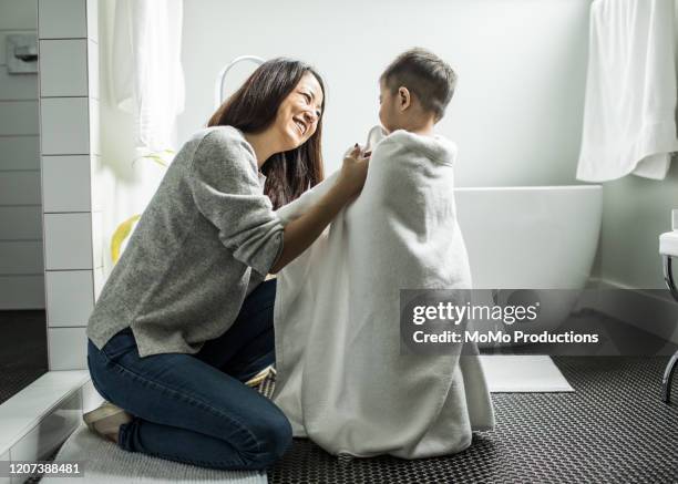 mother bathing young boy (2yrs) in bathroom - お風呂　親子 ストックフォトと画像