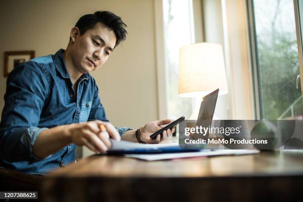 man (early 30s) working in home office - business man sitting banking imagens e fotografias de stock