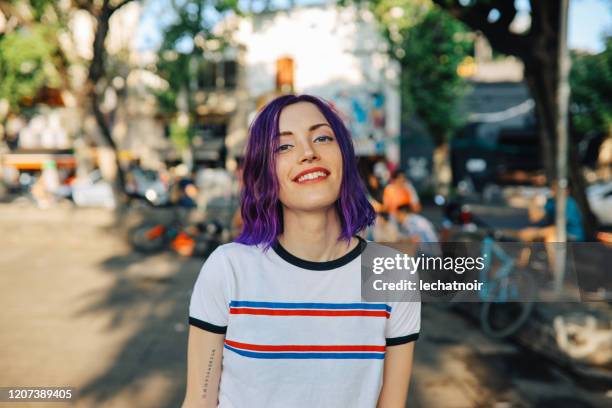 porträt einer jungen frau in palermo, buenos aires - purple hair stock-fotos und bilder