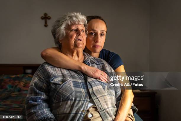 porträtt av en gammal portugisisk kvinna med sin dotter. - dog portrait bildbanksfoton och bilder