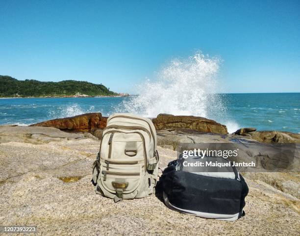 two backpacks on the beach - cartella scolastica foto e immagini stock