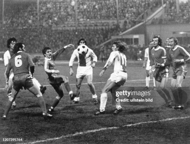 European Cup 1974/1975, match 1. FC Magdeburg - FC Bayern München 1:2 in Magdeburg: from left Franz Roth, Hans-Josef 'Jupp' Kapellmann , Siegmund...