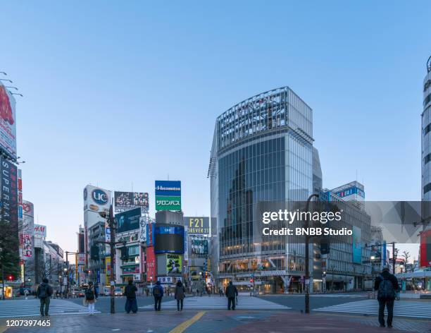 shibuya crossing in the morning, tokyo, japan - distrito de shibuya - fotografias e filmes do acervo