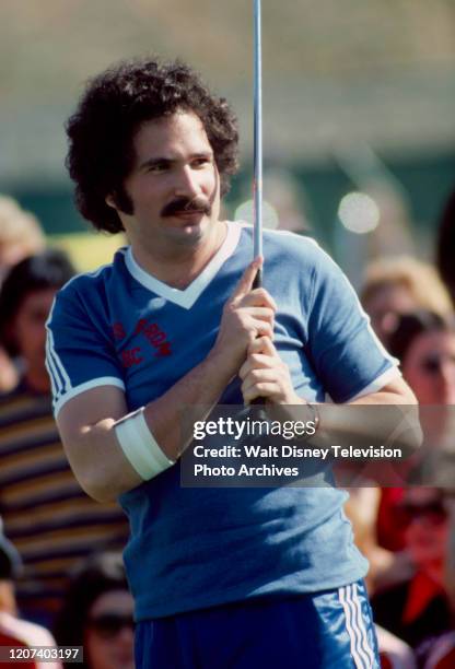 Gabe Kaplan competing in the golf competition on the ABC tv series 'Battle of the Network Stars II'.