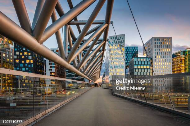 oslo modern skyline norway en el anochecer - oslo skyline fotografías e imágenes de stock