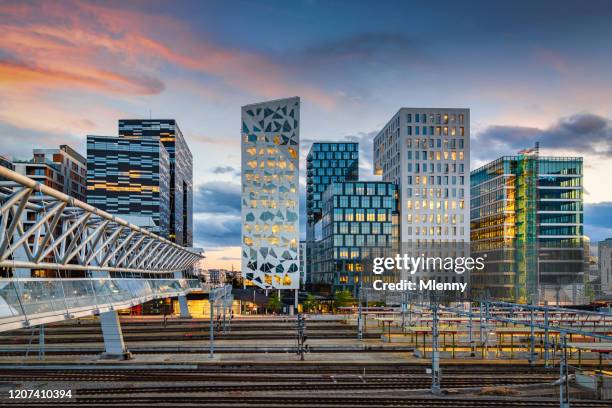 oslo business skyline bij sunset twilight, noorwegen - spoorlijn stockfoto's en -beelden