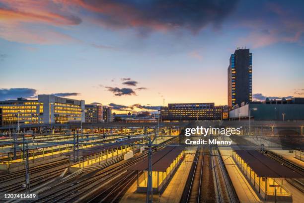 het spoorwegstation van oslo bij zonsondergang noorwegen - railwaystation stockfoto's en -beelden