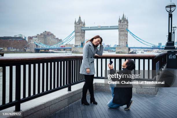 man proposing to woman at london bridge, london - boyfriend crying stock-fotos und bilder
