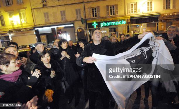 Gilles Simeoni , leader de la liste Femu a Corsica , brandit un drapeau corse le 14 mars 2010 à Venaco, alors que son mouvement arrive en 2eme...