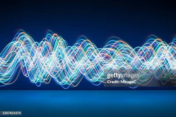 abstract flowing light trails - sound foto e immagini stock