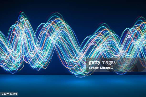 abstract flowing light trails - sinus stockfoto's en -beelden