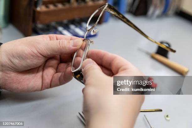眼鏡を作る眼科医 - adjusting ストックフォトと画像