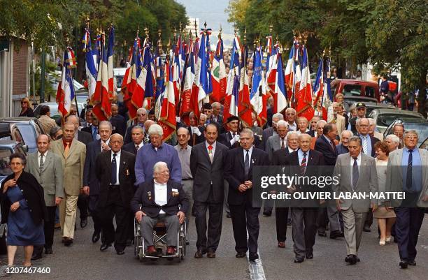 Près de 2.000 personnes défilent, le 16 octobre 2003 sur le cours Napoléon à Ajaccio pour protester contre la violence, lors de la venue sur l'île du...