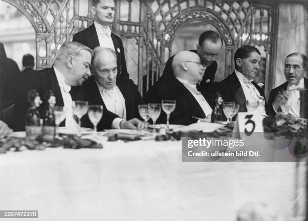 The board of directors table at the banquet of the World Advertising Congress, Reich Food Minister Hermann Dietrich , American Ambassador Jacob Gould...