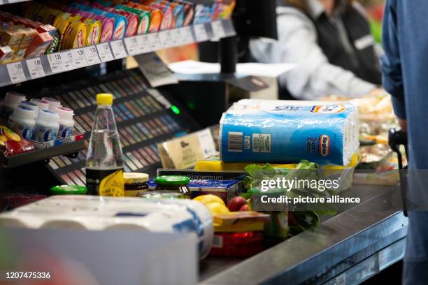 March 2020, Baden-Wuerttemberg, Göppingen: A purchase lies on a conveyor belt in front of the supermarket checkout. Because of the hamster purchases,...