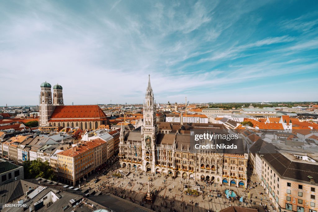 Marienplatz mit Neuem Rathaus und Frauenkirche.