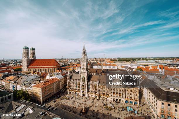 piazza marienplatz con nuovo municipio e frauenkirche (cattedrale di nostra signora). - tourism life in bavaria foto e immagini stock