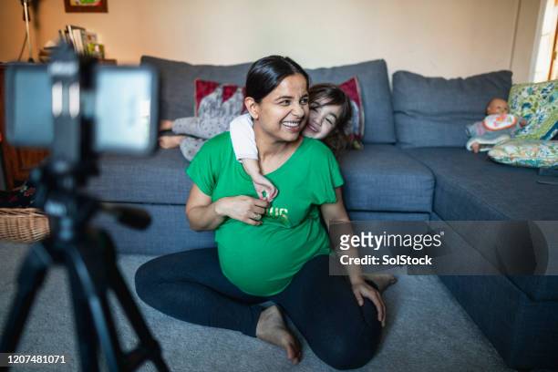 a creative mother - photo shoot at home stock pictures, royalty-free photos & images
