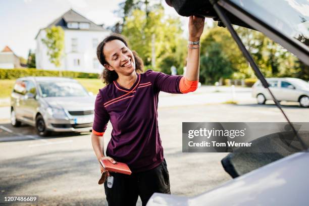 woman close car boot after a day of hjiking - self closing stockfoto's en -beelden